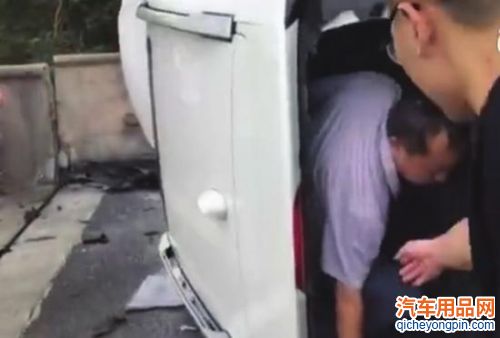 被困车内的丈夫被成功救出。