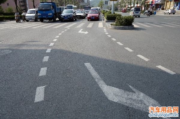 道路交通白色虚线