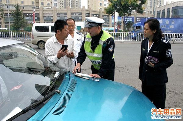 交警查车 现场违章